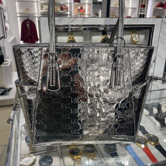 MICHAEL KORS Voyager Large Patent Logo Debossed EW Shoulder Tote Bag
Silver
NWT - Picture 13 of 16